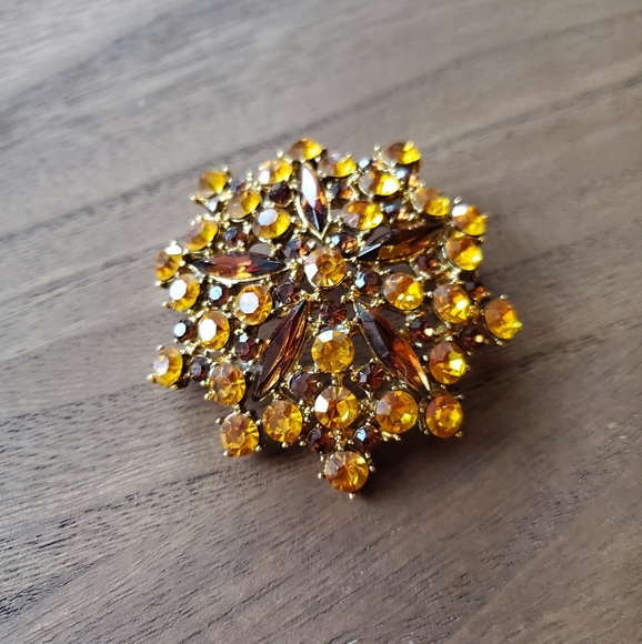 Vintage Flower Brooch - Picture 4 of 17